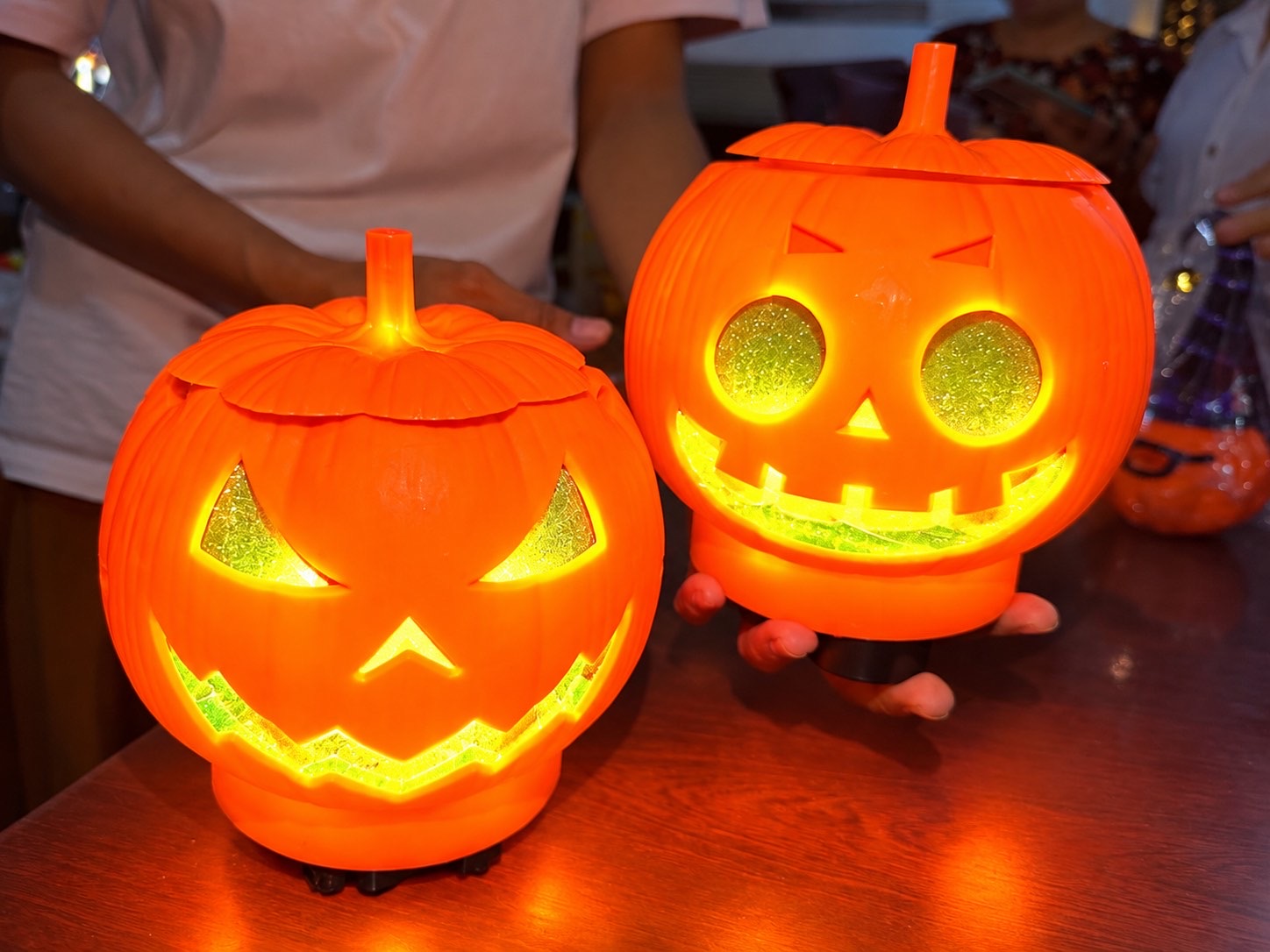 ဖရုံကြီးအသံပါလမ်းလျှောက်ရုပ်..
